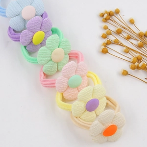 Détail de 6 chouchous fleurs aux couleurs macaron avec texture en seersucker