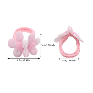 Vue détaillée de l'élastique à cheveux fleur rose à pois avec dimensions de 6,5 cm