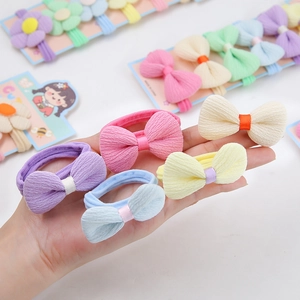 Détail de chouchous à fleurs pastel avec texture de tissu côtelé pour filles