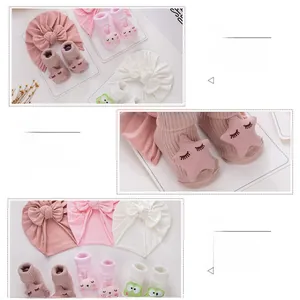 Gros plan du turban pour bébé et chaussettes assorties avec des animaux 3D mignons