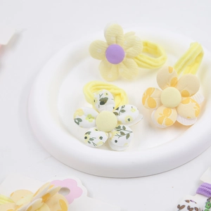 Détail de chouchous en tissu floral à haute élasticité dans les tons jaune et violet
