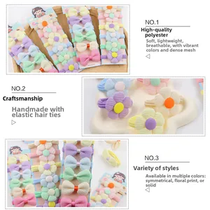 Détail d'élastiques à cheveux faits main en polyester avec fleurs et nœuds