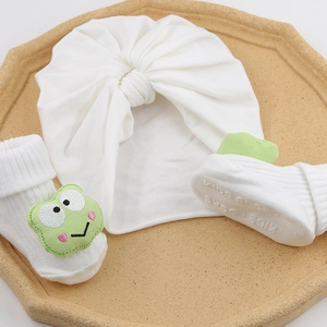 Ensemble bonnet et chaussettes pour bébé blanc avec broderie de grenouille verte mignonne