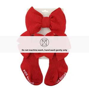 Détail du bandeau rouge gaufré et des chaussettes côtelées avec de grands nœuds pour enfant
