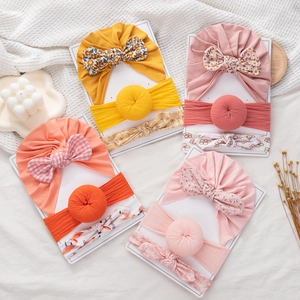Detalle del conjunto de gorro turbante y diadema para bebé con estampado de donas