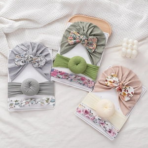Detalle del conjunto de gorros turbante y diademas para bebé en algodón con flores y lisos