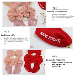 Détail de chaussettes en maille gaufrée pour bébé et bandeau assorti en rouge et rose