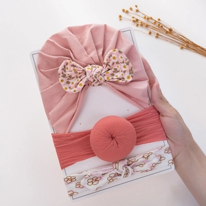 Set de 3 accesorios para bebé con gorro de turbante rosa y diademas con diseño floral