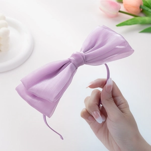Serre-tête élégant à double nœud en satin violet avec textures de gaze éthérées