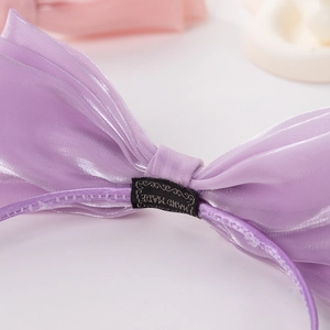 Serre-tête élégant en organza violet avec nœud papillon et étiquette artisanale