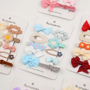 Détail du lot de 10 pinces à cheveux pour bébé avec fleurs en tricot et nœuds