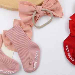 Ensemble bandeau à nœud pour bébé rose et rouge avec chaussettes en coton côtelé