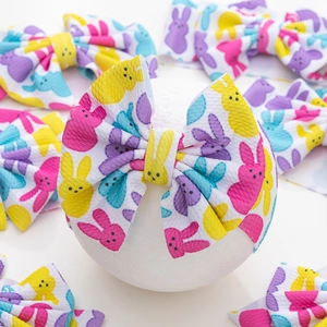Detailaufnahme Baby-Osterstirnband mit Hasenprint auf strukturiertem Stoff mit Schleife