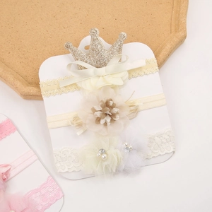 Dettaglio set di 3 fasce per neonati con corona, fiori e pizzo su scheda display