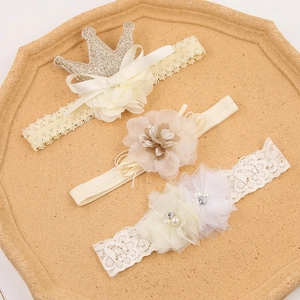 Dettaglio del set di fasce per neonati con corona dorata, fiori in pizzo, perle e strass
