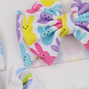 Detailansicht des weißen Bubble-Stoffs mit bunten Osterhasen-Mustern auf dem Stirnband