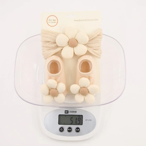 Baby hoofdband en antislip sokken set met bloemendecoratie in melkkoffie kleur katoen