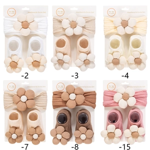 Baby hoofdband met bloemen en sokkenset in verschillende zachte katoenen kleuren