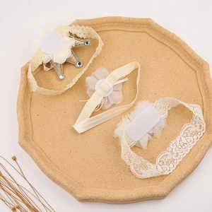 Set di 3 fasce per neonati con corona di paillettes pizzo e fiori in chiffon su vassoio