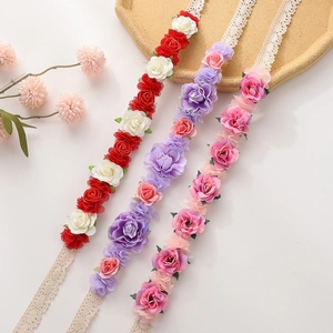 Nahaufnahme von Blumen-Stirnbändern mit realistischen Stoffblumen in Pastellfarben