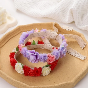 Detailaufnahme von handgefertigten Blumen-Haarbändern aus Spitze mit realistischen Seidenblumen
