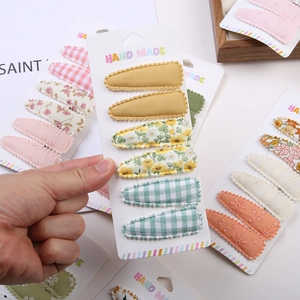 Détail de lot de 6 barrettes artisanales en tissu aux motifs floraux et à carreaux