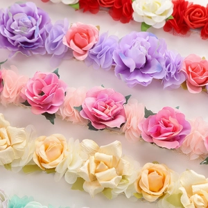 Detailansicht künstlicher Stoffblumen-Haarbänder mit Spitzenbändern in verschiedenen Farben