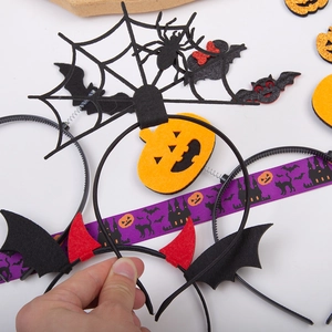 Dettaglio di cerchietti per Halloween con ragnatele nere, zucche e ali di pipistrello