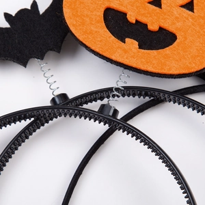 Dettaglio cerchietto di Halloween con zucca arancione e pipistrelli neri con molla