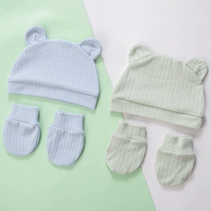 Detalle de gorros para recién nacidos de algodón orgánico con orejas de oso y manoplas