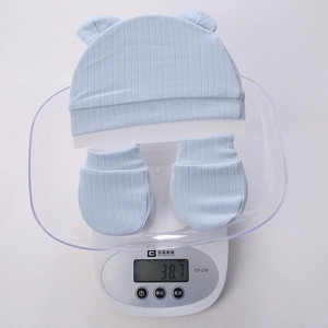 Conjunto ligero de gorro de bebé azul con orejas de oso y manoplas, peso de 38,7g