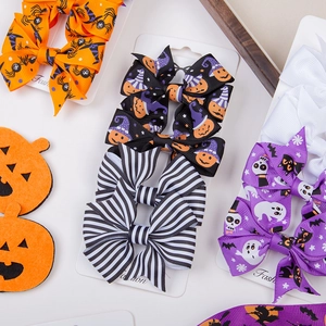 Dettagli dei fiocchi per capelli di Halloween con motivi di zucca, fantasma e ragno