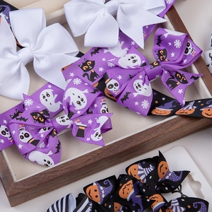 Dettaglio di fermagli per capelli di Halloween con motivi di fantasmi e zucche