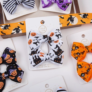 Détail de nœuds papillon Halloween faits main avec motifs citrouilles et fantômes