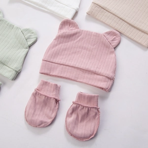 Conjunto rosa de algodón orgánico para recién nacido con gorro orejas de oso y manoplas suaves