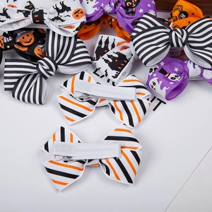 Détail de pinces à cheveux Halloween avec motifs citrouille et fantôme sur pinces crocodiles