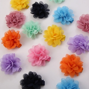 Dettaglio di fermagli per capelli in chiffon a fiori per bambini in vari colori vivaci