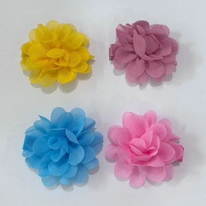 Dettaglio di quattro fermagli per capelli a fiore in chiffon con clip rivestite in tessuto