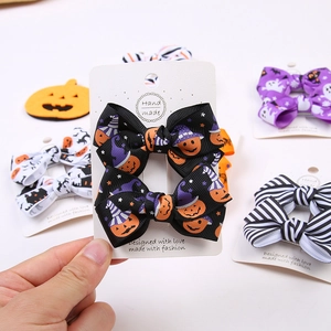 Gros plan de barrettes à nœuds d'Halloween avec motifs citrouille et fantôme