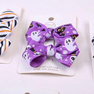 Détail de barrettes nœuds d'Halloween avec motifs fantômes et chauves-souris sur carte