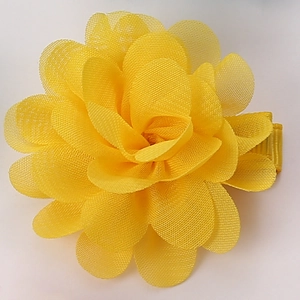 Dettaglio ravvicinato della clip per capelli a fiore in chiffon giallo con petali 3D