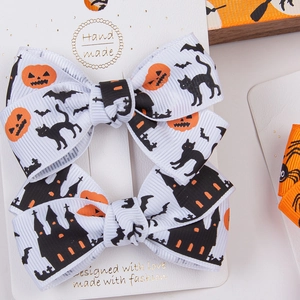 Gros plan de barrettes d'Halloween avec motifs citrouille et chauve-souris sur ruban