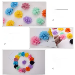 Vista dettagliata di fermagli per capelli a forma di fiore in chiffon in vari colori
