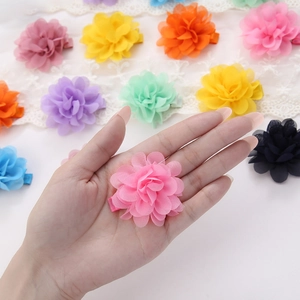 Dettaglio macro di fermagli per capelli in chiffon in vivaci colori pastello