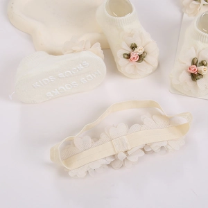 Set de regalo para bebé con diademas de flores de gasa y calcetines antideslizantes crema