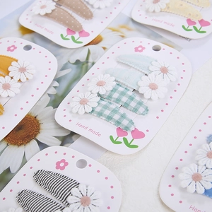 Détails des barrettes en tissu faites à la main avec marguerites et motifs variés