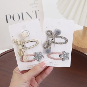 Détail de barrettes pour filles avec nœuds faits main et étoiles à paillettes