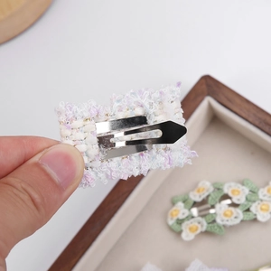 Barrette à cheveux brodée en dentelle française avec tissu en tweed et clip crocodile