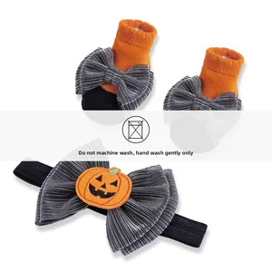 Λεπτομέρεια κορδέλας Halloween με κολοκύθα και κάλτσες με ασημένιους φιόγκους με γκλίτερ