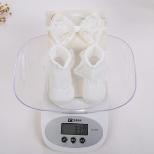 Detaillierte Ansicht des weißen Spitzen-Baby-Stirnbandes und Socken-Sets, 33g